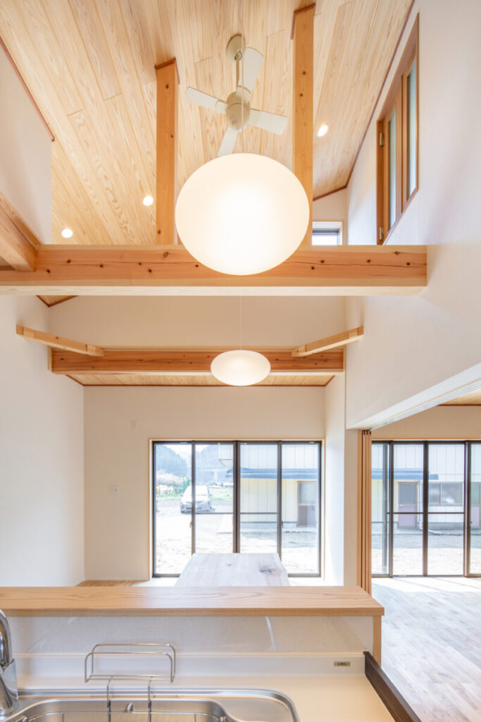 吹抜　勾配天井　明るいリビング