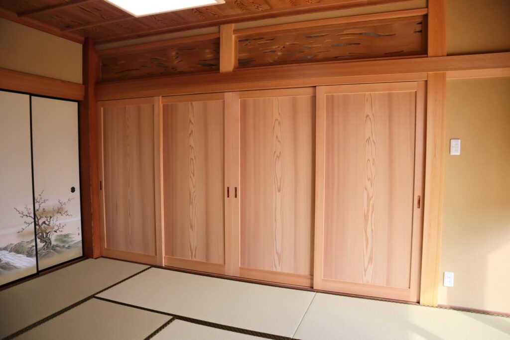 無垢板戸の4枚引戸。