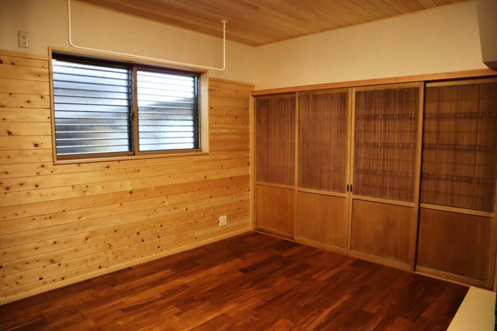 旧家の建具を再利用した洋室。