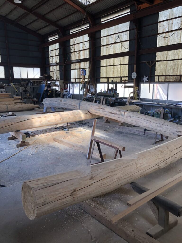 丸太梁を仮に組んでいる様子。