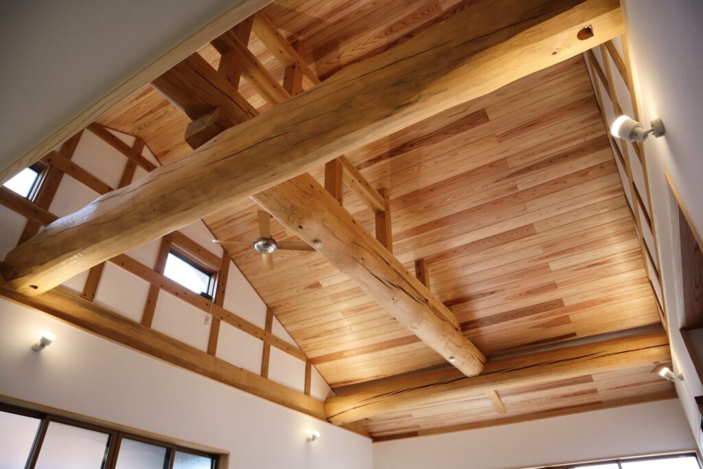 丸太梁の見えるLDK。吹き抜けで斜め天井。