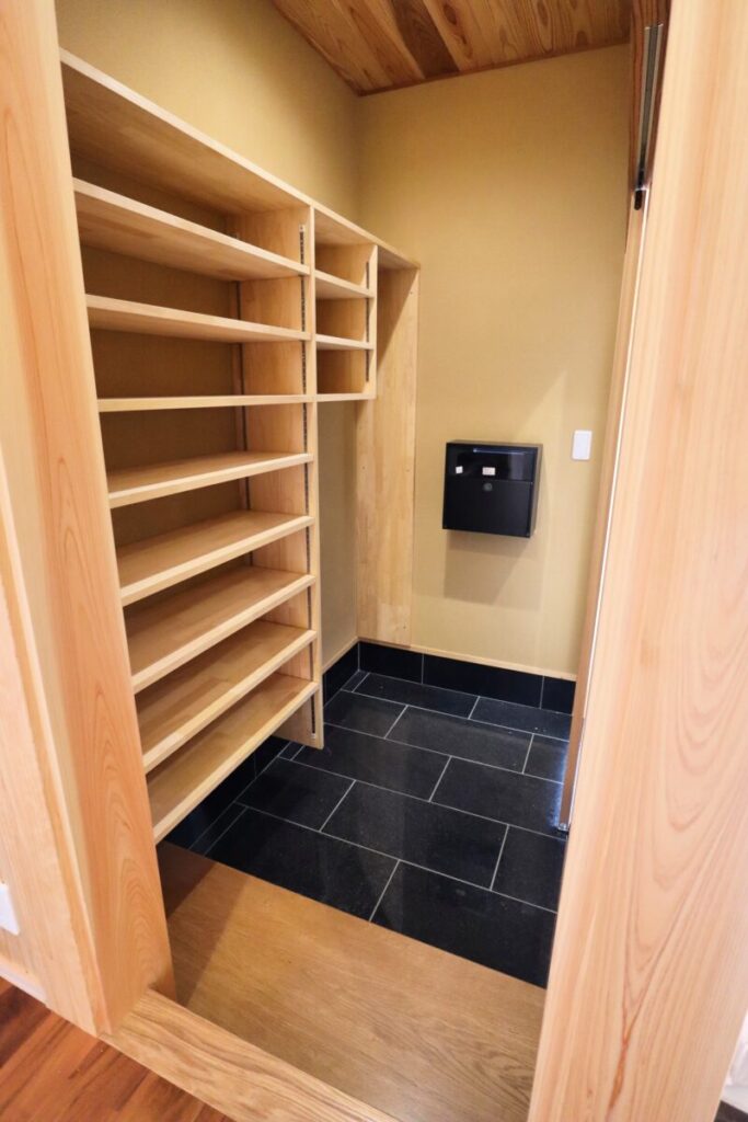 木でできたシューズクローク