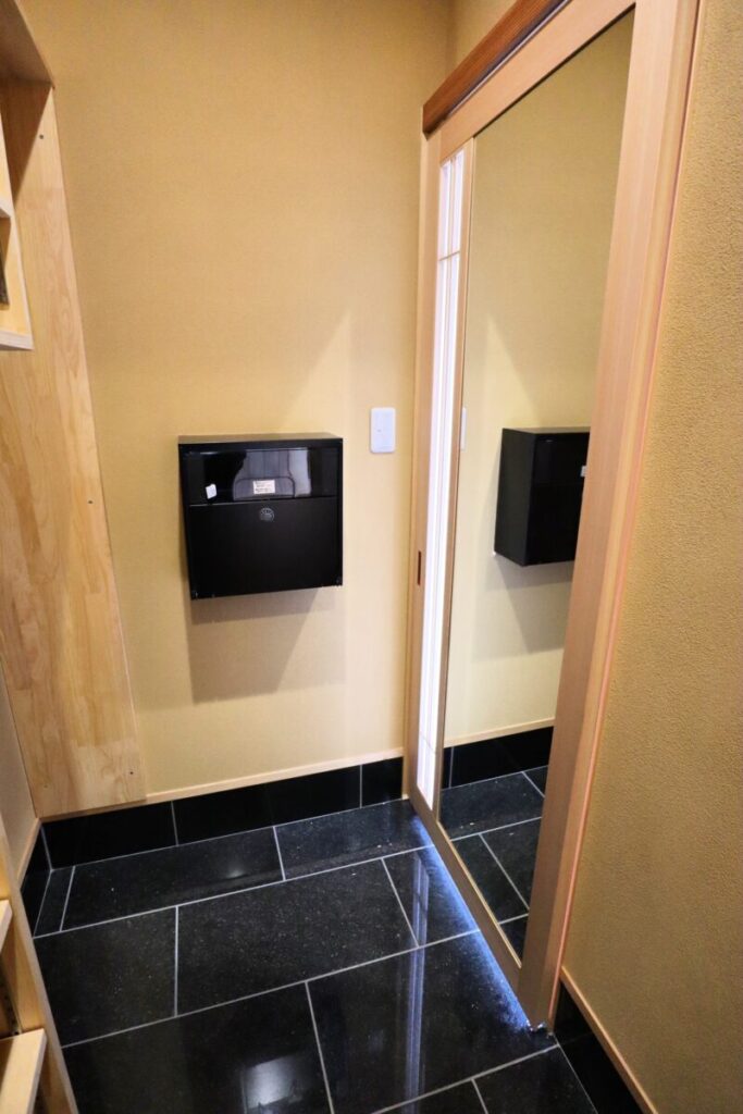 シューズクローク内にある埋め込みポスト