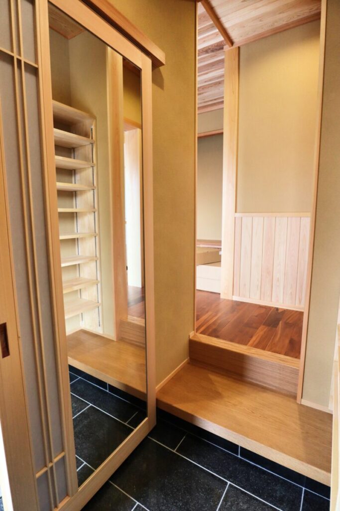 シューズクローク内の引き戸に鏡を取り付けてある