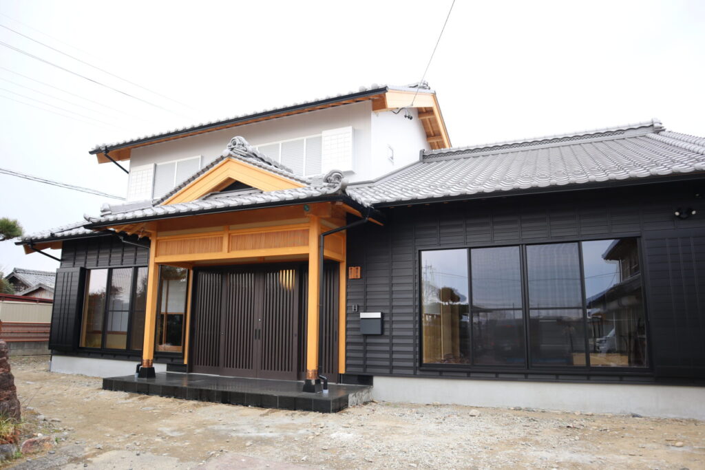 伝統的な和の意匠と現代的なデザインを組み合わせた住宅の外観