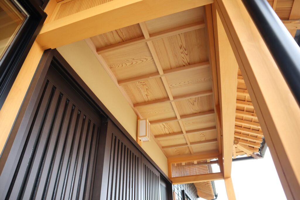 玄関ポーチ上の天井も格天井仕上げ